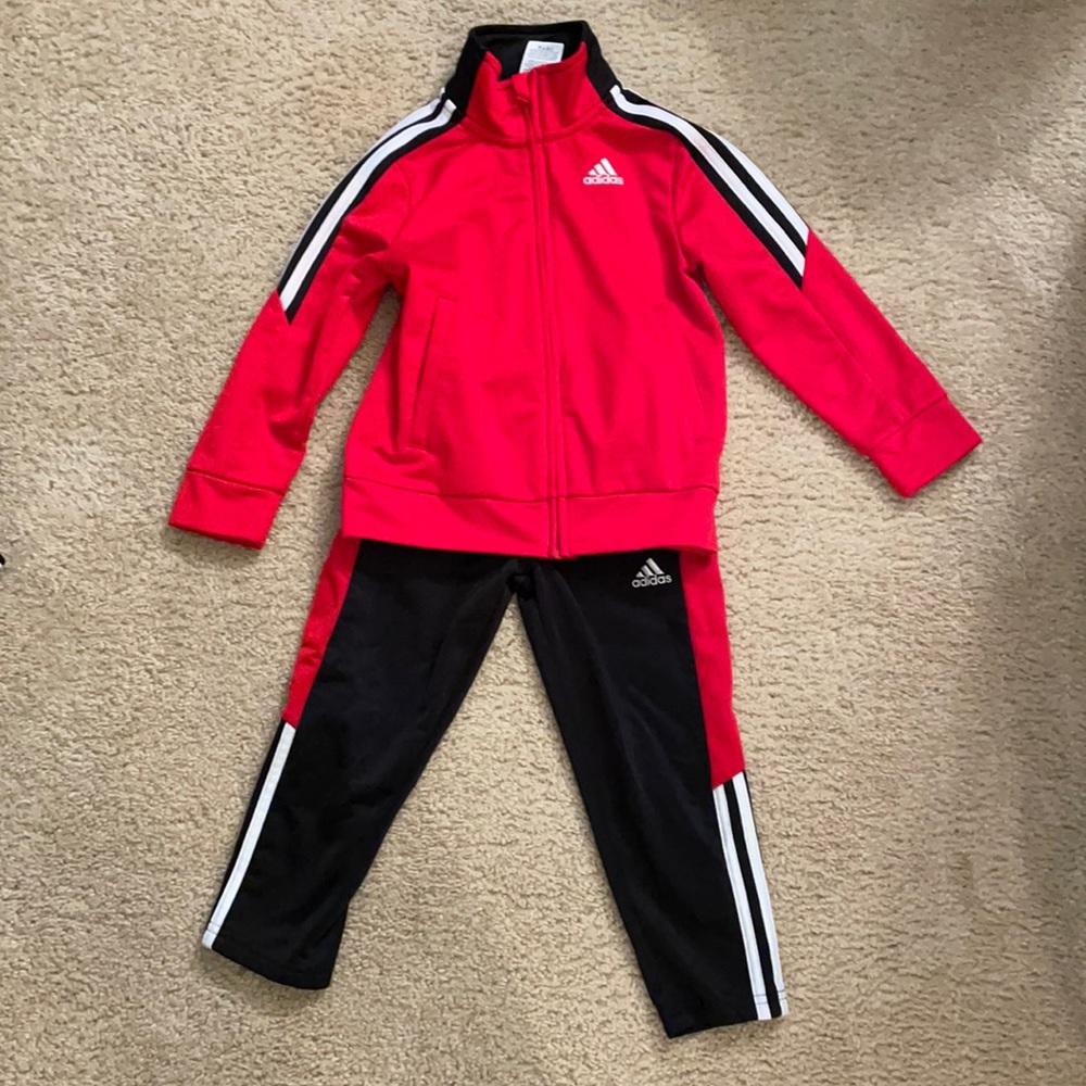 Boys 4T tracksuit, EUC.